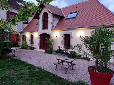 la maison de la Propriété avec chambres d'hôtes à vendre à Lapalisse dans l'Allier sur la nationale 7