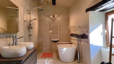 une des salles de bains du Domaine touristique à vendre à Reillanne dans le Parc Naturel du Luberon