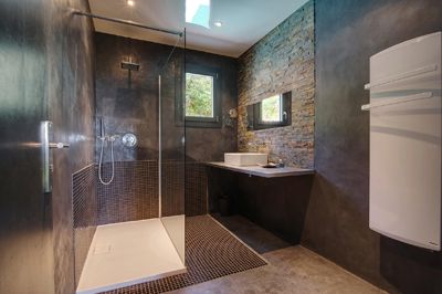 Une des salles de bains des Chambres d'hôtes à vendre St Etienne du Grès près St Rémy de Provence