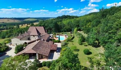 Vue aérienne des Chambres d'hôtes et gîte à vendre à Casseneuil en Lot-et-Garonne