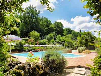 Jardin et pisicne des Chambres d'hôtes et gîte à vendre à Casseneuil en Lot-et-Garonne