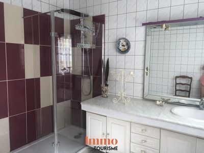 une des salles de bains de la Propriété avec gîtes à vendre en Saintonge Gironde