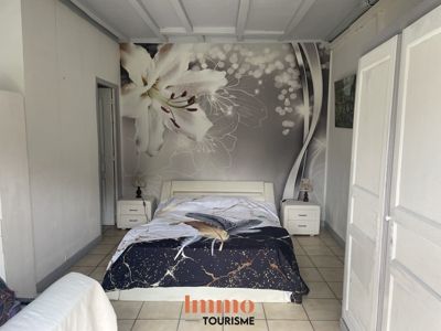 une des chambres de la Propriété avec gîtes à vendre en Saintonge Gironde