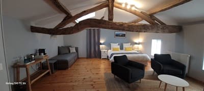 une des Chambres d'hôtes et gîte à vendre à Sainte Colombe en Gironde