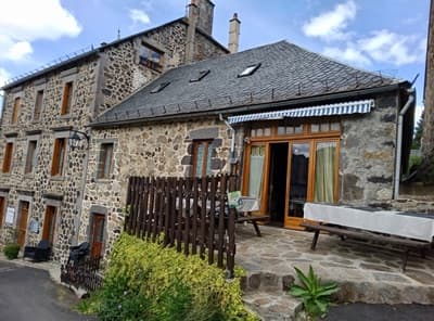 Chambres d'hôtes et grand gîte à vendre à Peyrusse dans le Cantal