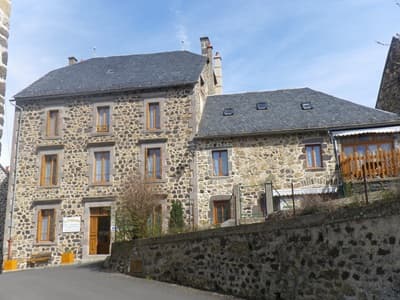 Ancienne auberge avec Chambres d'hôtes et grand gîte à vendre à Peyrusse dans le Cantal