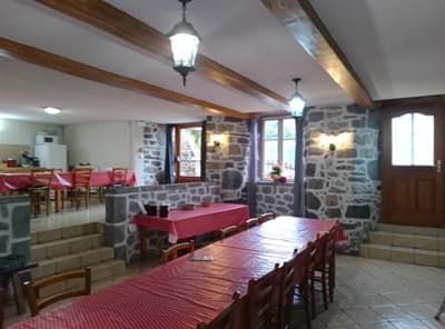 salle à manger des Chambres d'hôtes et grand gîte à vendre à Peyrusse dans le Cantal