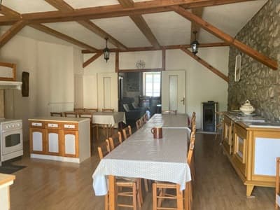 salle à manger du grand gîte des Chambres d'hôtes et grand gîte à vendre à Peyrusse dans le Cantal