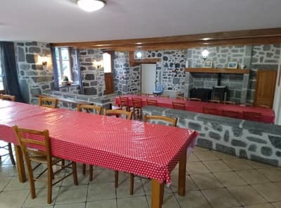 salle à manger du meublé de tourisme grande capacité des Chambres d'hôtes et grand gîte à vendre à Peyrusse dans le Cantal