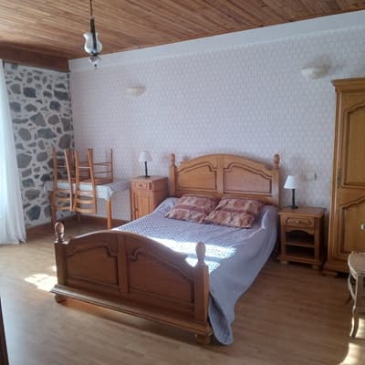 une des Chambres d'hôtes et grand gîte à vendre à Peyrusse dans le Cantal