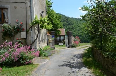 entrée de la Maison d’hôtes et Auberge à vendre à Blesle en Haute-Loire