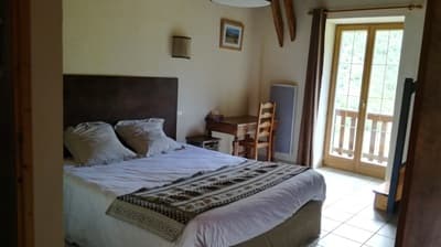 une des chambres de la Maison d’hôtes et Auberge à vendre à Blesle en Haute-Loire