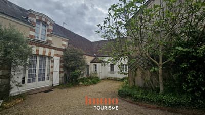 Entrée et cour de la Propriété avec gîtes à vendre près d'Amboise