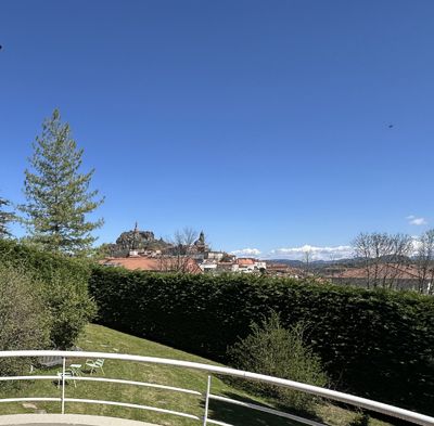vue sur la vieille ville des Chambres d'hôtes à vendre au Puy-en-Velay en Haute-Loire