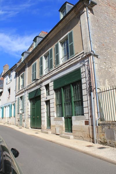façade de la maison avec Bail locatif commercial à signer à la Charité sur Loire