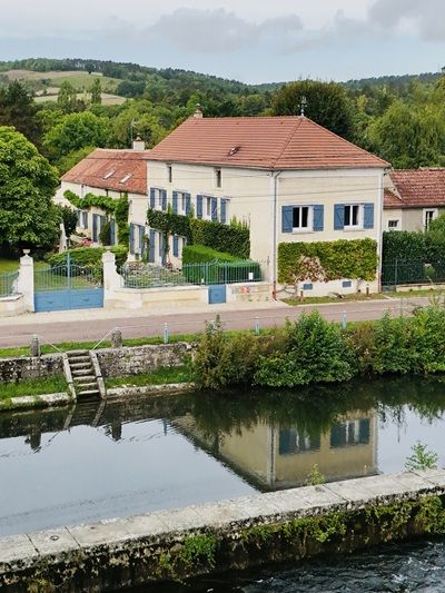Jardin et vue du canal des Chambres d’hôtes à vendre au sud d’Auxerre dans l’Yonne