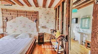 une des chambres de l'Hôtel particulier avec Chambres d’hôtes ou gîte à vendre à Trôo Loir-et-Cher