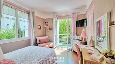 une des chambres d'hôtes de la Maison d’hôtes / gîtes à vendre à 10 min de BEAUVAL
