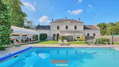 Piscine de la propriété à vendre près de Bourges et vignobles