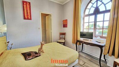 une des chambres de la propriété à vendre près de Bourges et vignobles