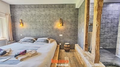 une des chambres d'hôtes de la propriété avec Maison d’hôtes avec Spa privatifs à vendre entre Beauval et Valençay