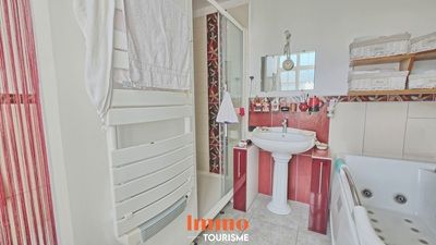 une des salles de bains de la Propriété avec gîtes à vendre près Beauval et châteaux de la Loire