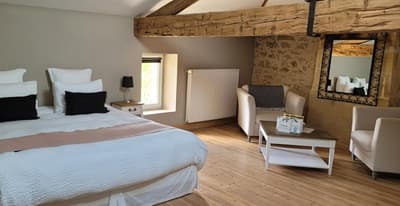 une des chambres de la Propriété avec gîte à vendre à Sainte-Colombe en Gironde