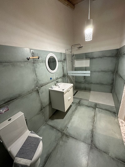 salle de douche d'une des Chambres d'hôtes à vendre en Crête, Grèce