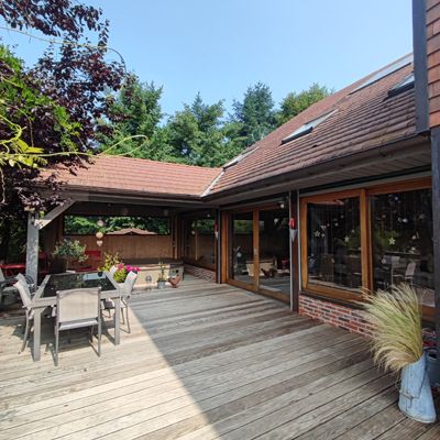 terrasse des Chambres d'hôtes et gîtes à vendre entre vignobles et lacs dans le Jura