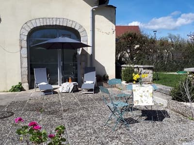 Cour extérieure des Chambres d'hôtes à vendre à Marigny dans le Jura
