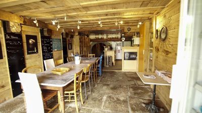 salle à manger des Chambres d'hôtes à vendre à Pupillin dans le Jura