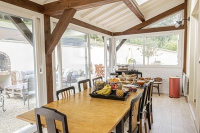 véranda et petit déjeuner des Chambres d'hôtes à vendre à Bagneaux-sur-Loing en Seine-et-Marne