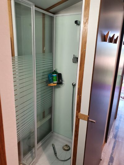 salle de douche de la Roulotte gîte à vendre à La Bridoire en Savoie