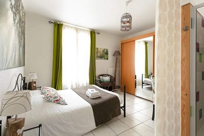 une des Chambres dhôtes à vendre à Servian Hérault