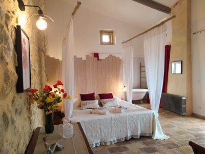 Une des chambres d'hôtes des Hébergements de luxe à vendre dans le Gard