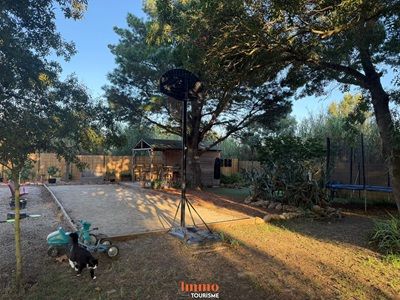 terrain de pétanques de laPropriété avec gîtes à vendre près Perpignan