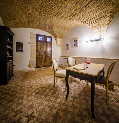 Cave voûté du Prieuré des templiers avec Chambres d'hôtes à vendre près Avignon et Uzès dans le Gard