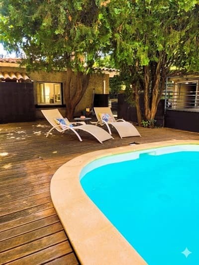 piscine des Chambres d'hôtes à vendre à Nîmes dans le Gard
