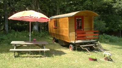 une des roulottes des Gîtes et insolites à vendre près du du lac de Vassiviere en Creuse