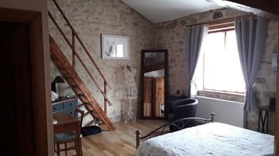 une des chambres de la Propriété avec gîte à vendre à Saint-Auvent en Haute-Vienne