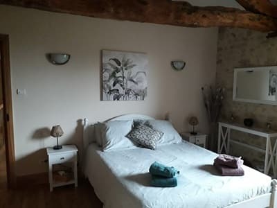 une des chambres de la Propriété avec gîte à vendre à Saint-Auvent en Haute-Vienne