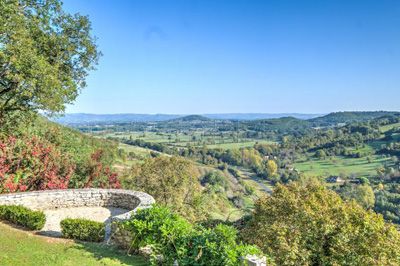 Jardin de la propriété avec Réceptions et gîtes à vendre à Cahors dans le Lot