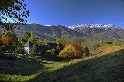 Hameau et gîtes à vendre à Oust près St-Giron en Ariège