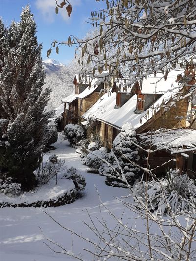 Hameau sous la neige avec 2 gîtes à vendre à Oust en Ariège