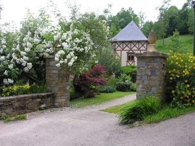 Entrée des Hameau et gîtes à vendre à Oust près St-Giron en Ariège