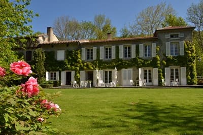 Jardin de la Propriété avec Gîtes et chambres d’hôtes à vendre au pied des Pyrénées ariégeoises