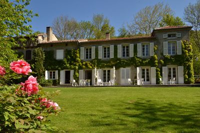 Hameau avec Gîtes et chambres d’hôtes à vendre au pied des Pyrénées ariégeoises