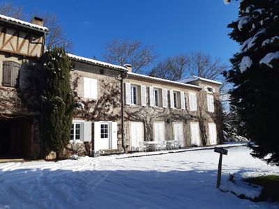Sous la neige, Maison avec Gîtes et chambres d’hôtes à vendre au pied des Pyrénées ariégeoises