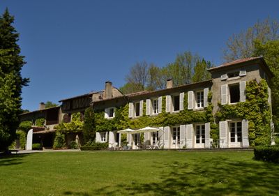 Jardin de la Propriété avec Gîtes et chambres d’hôtes à vendre au pied des Pyrénées ariégeoises