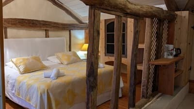une des Chambres d'hôtes et salle de réception à vendre à Troncens dans le Gers
